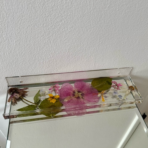 Acrylic floating shelf with real hand picked and pressed flower design - Picture 3 of 6